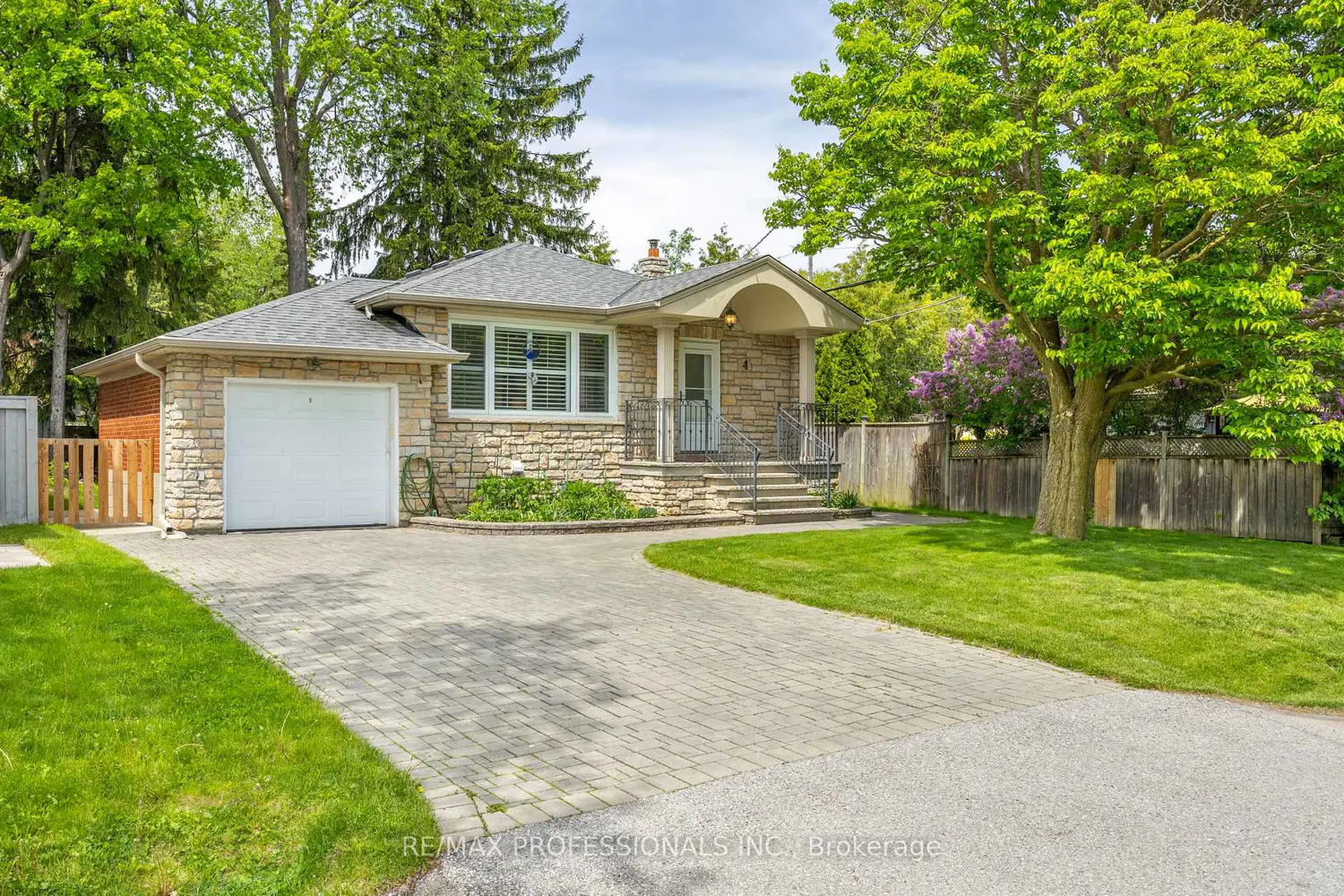 4 Beaverbrook Avenue