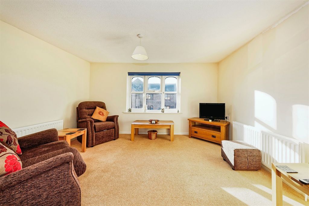 1 bed flat for saleAbbey Fields, Faversham ME13 photo 5