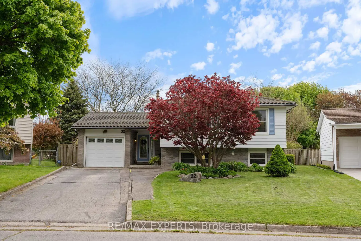 32 Crestlynn Crescent