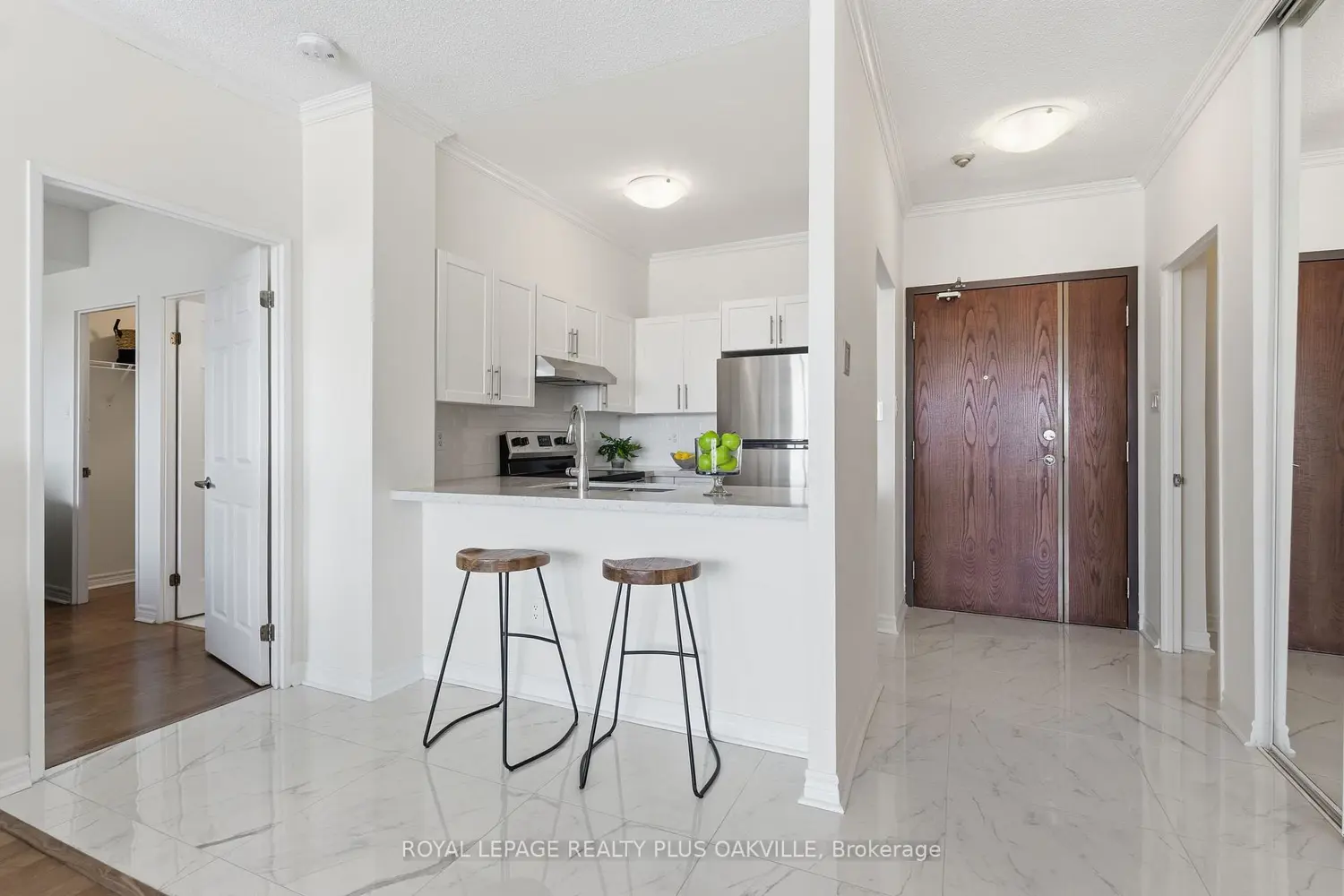 2511 Lakeshore Road 718