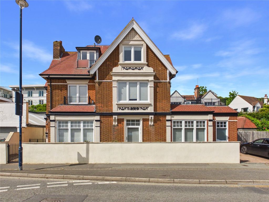 2 bed flat for saleUndercliff Road West, Felixstowe, Suffolk IP11