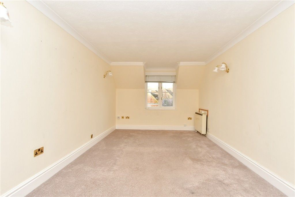 2 bed flat for saleMiddle Row, Faversham, Kent ME13 photo 2