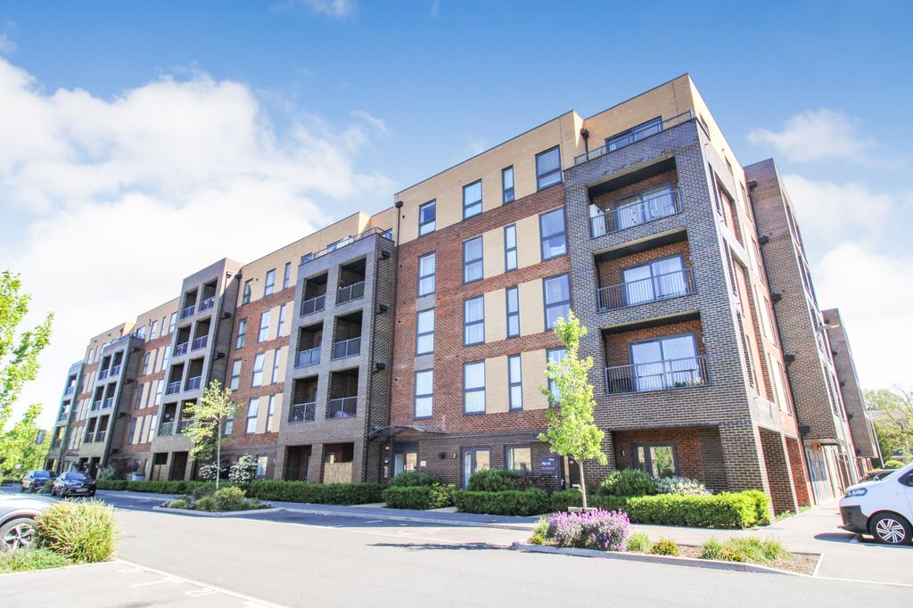 2 bed flat for saleMoorfield Place, Farnborough GU14