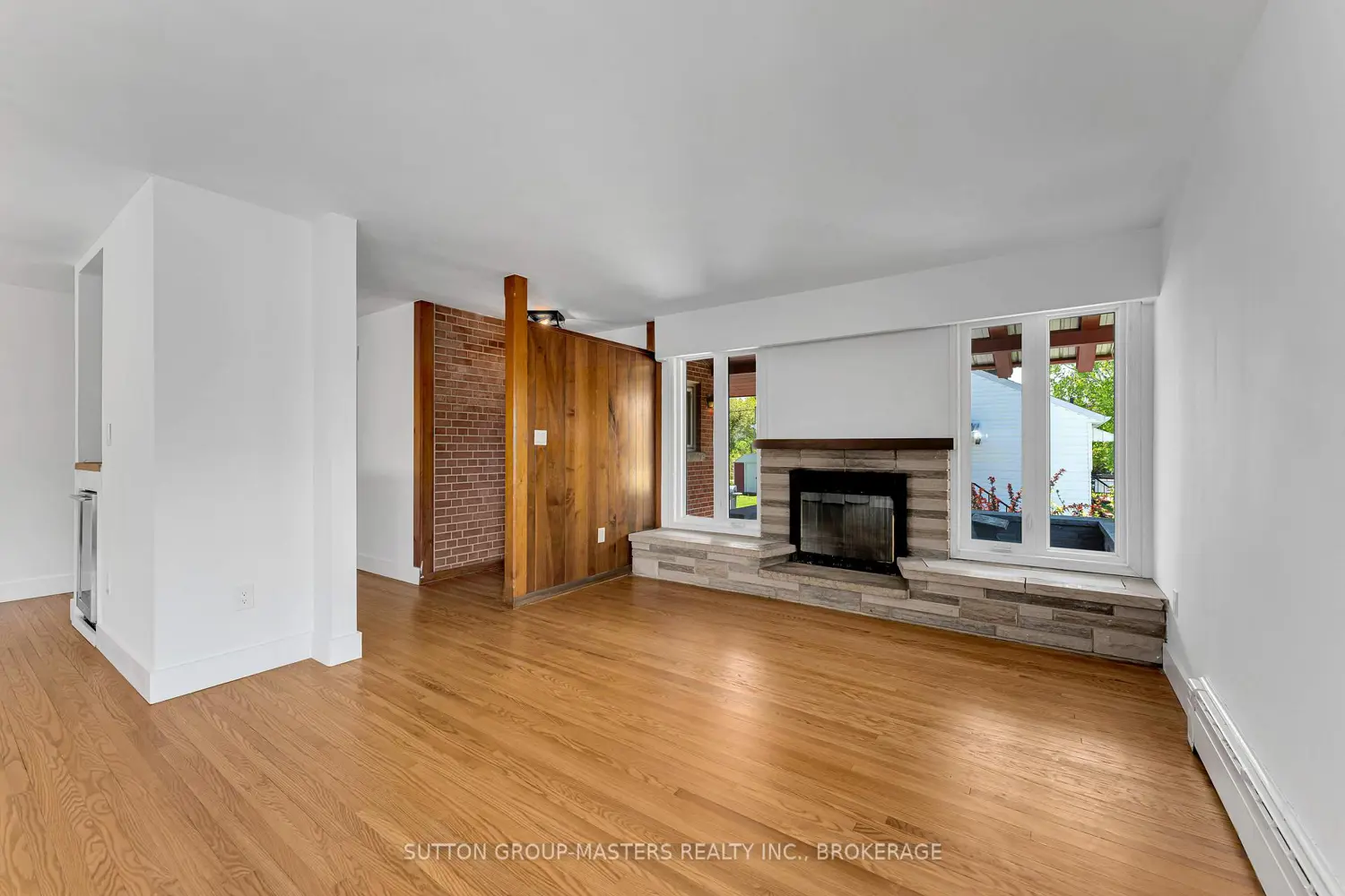 215 Yonge Street photo 3