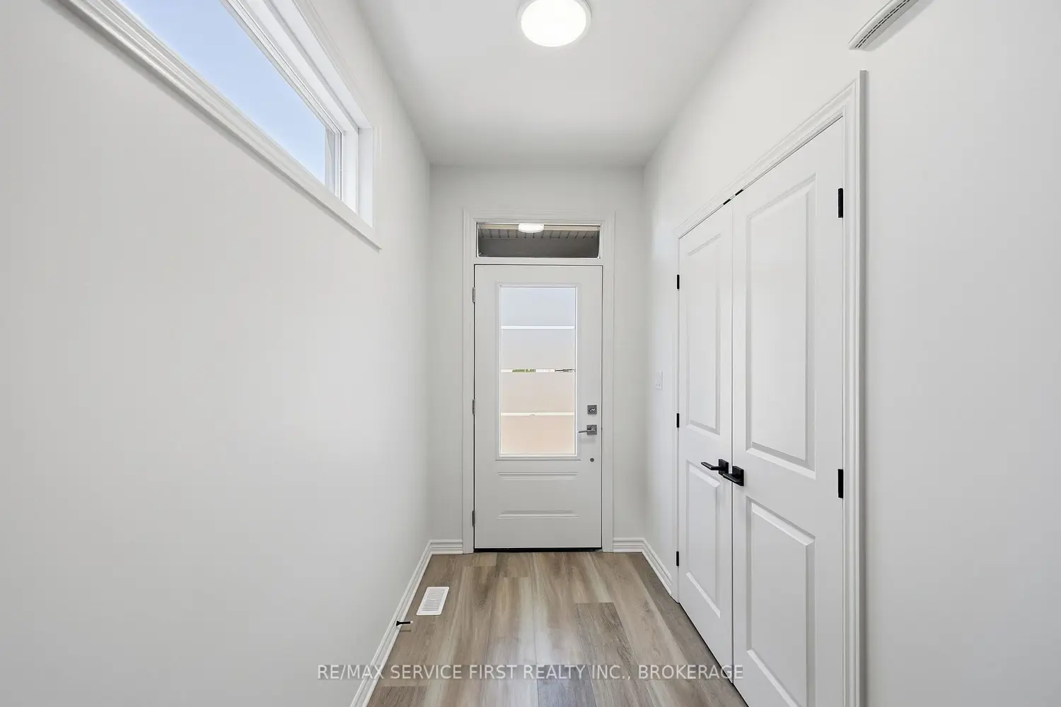 1351 Woodfield Crescent photo 5