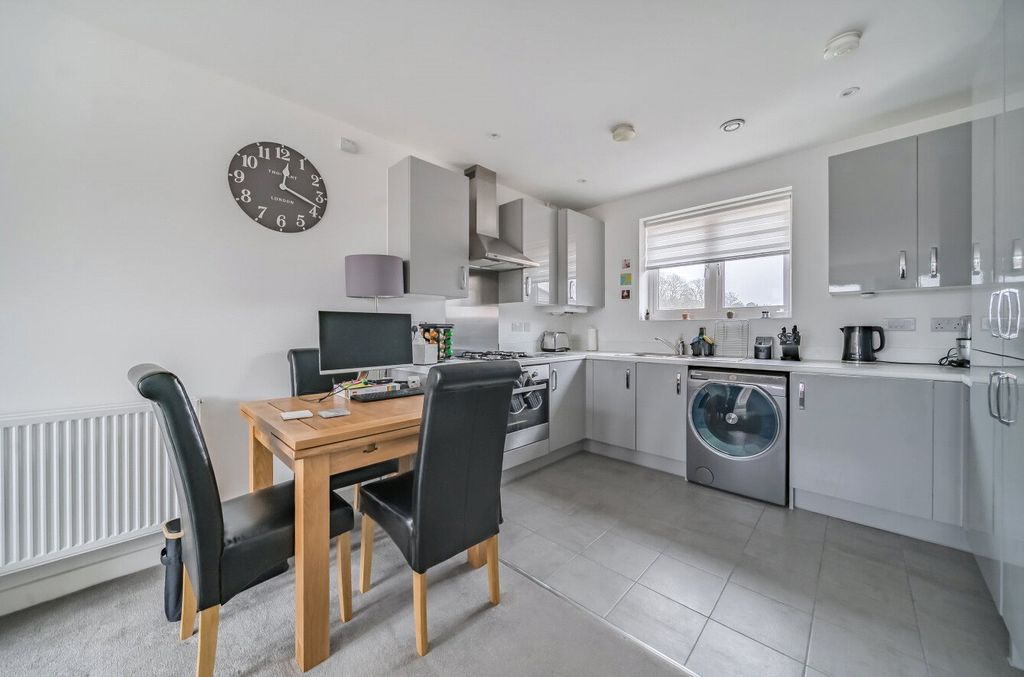 Additional image 12 of 2 bed flat for saleHurst Avenue, Blackwater, Camberley GU17