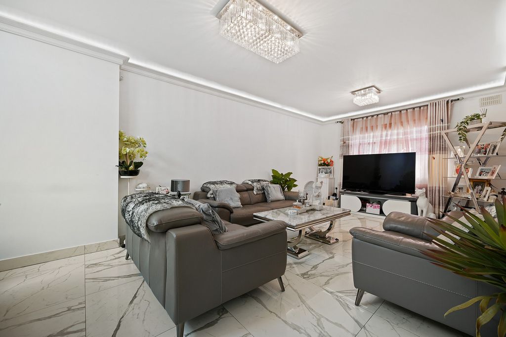 5 bed semi-detached house for saleCostons Avenue, Greenford UB6 photo 2