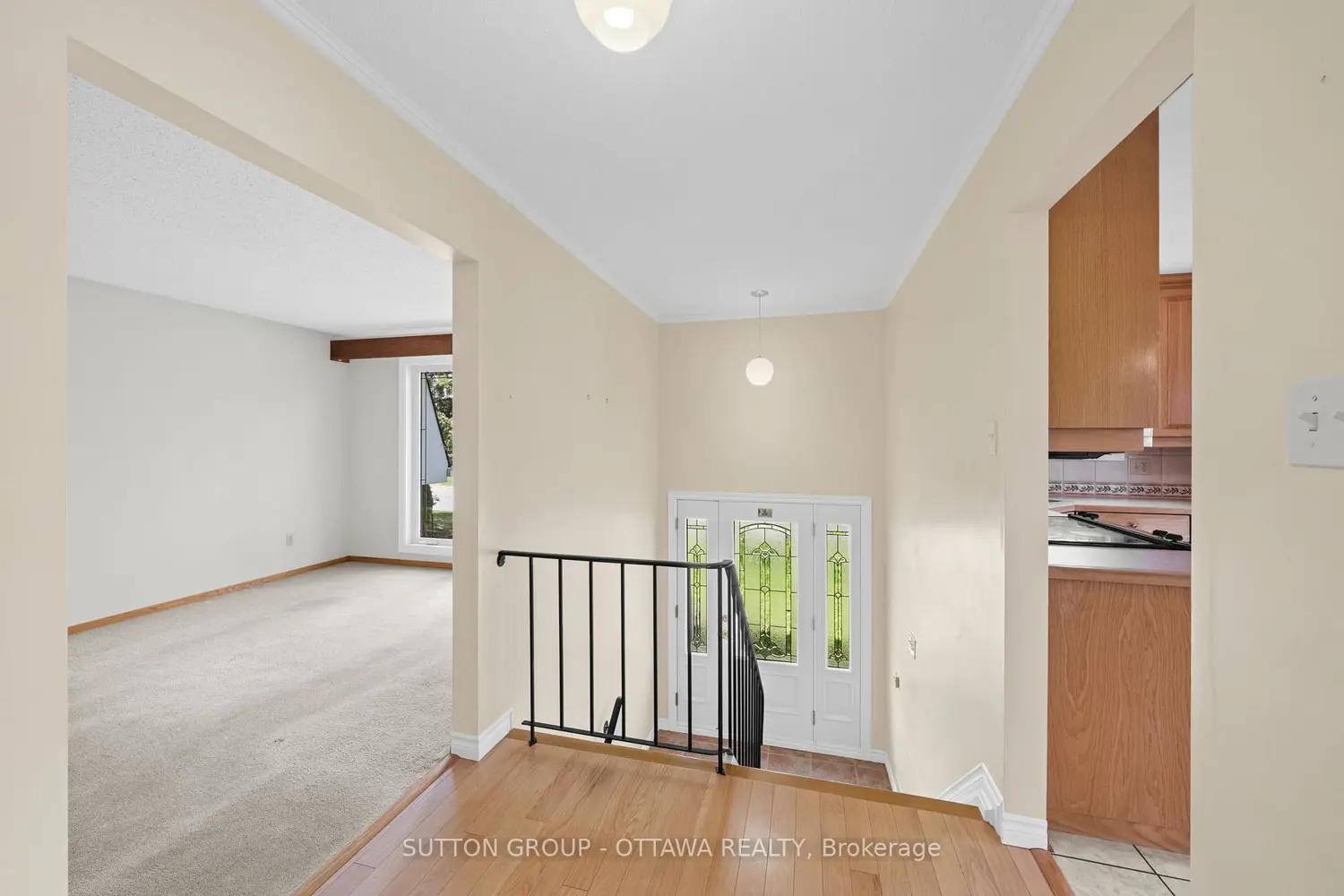 946 Closse Way photo 2