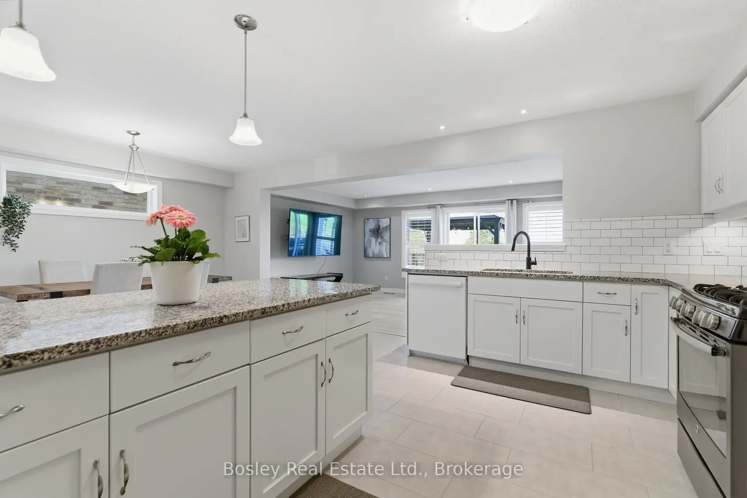 141 Couling Crescent photo 4
