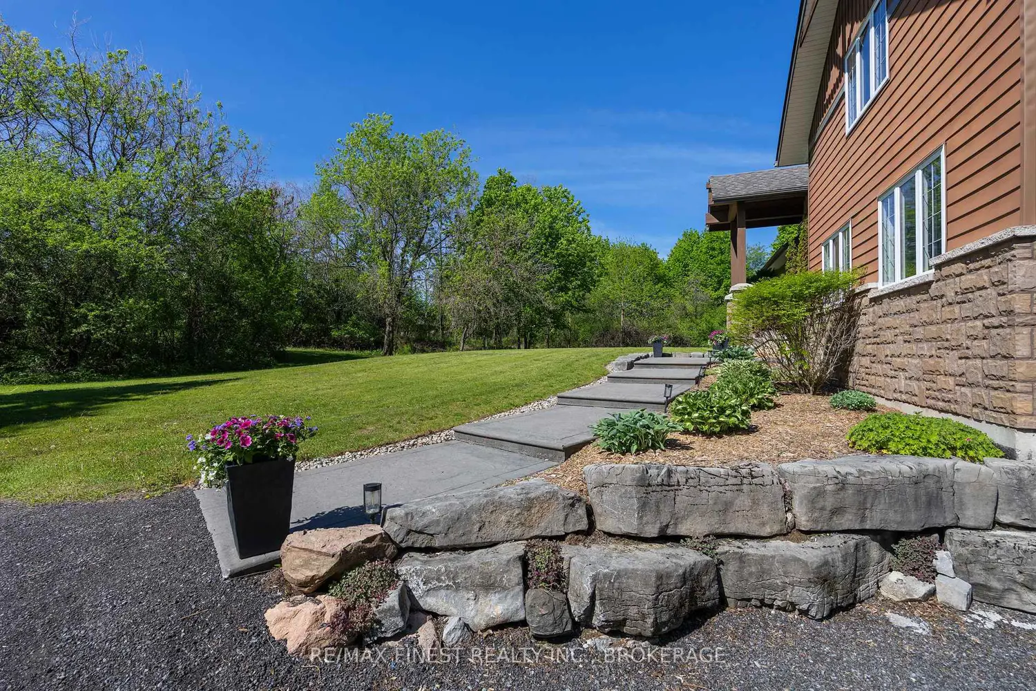 3031 Lakehead Road photo 3