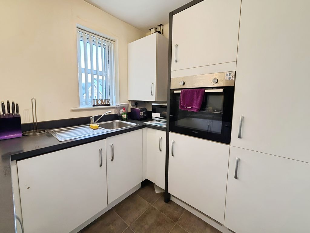 2 bed flat for salePinter Lane, Gainsborough, Lincolnshire DN21 photo 4