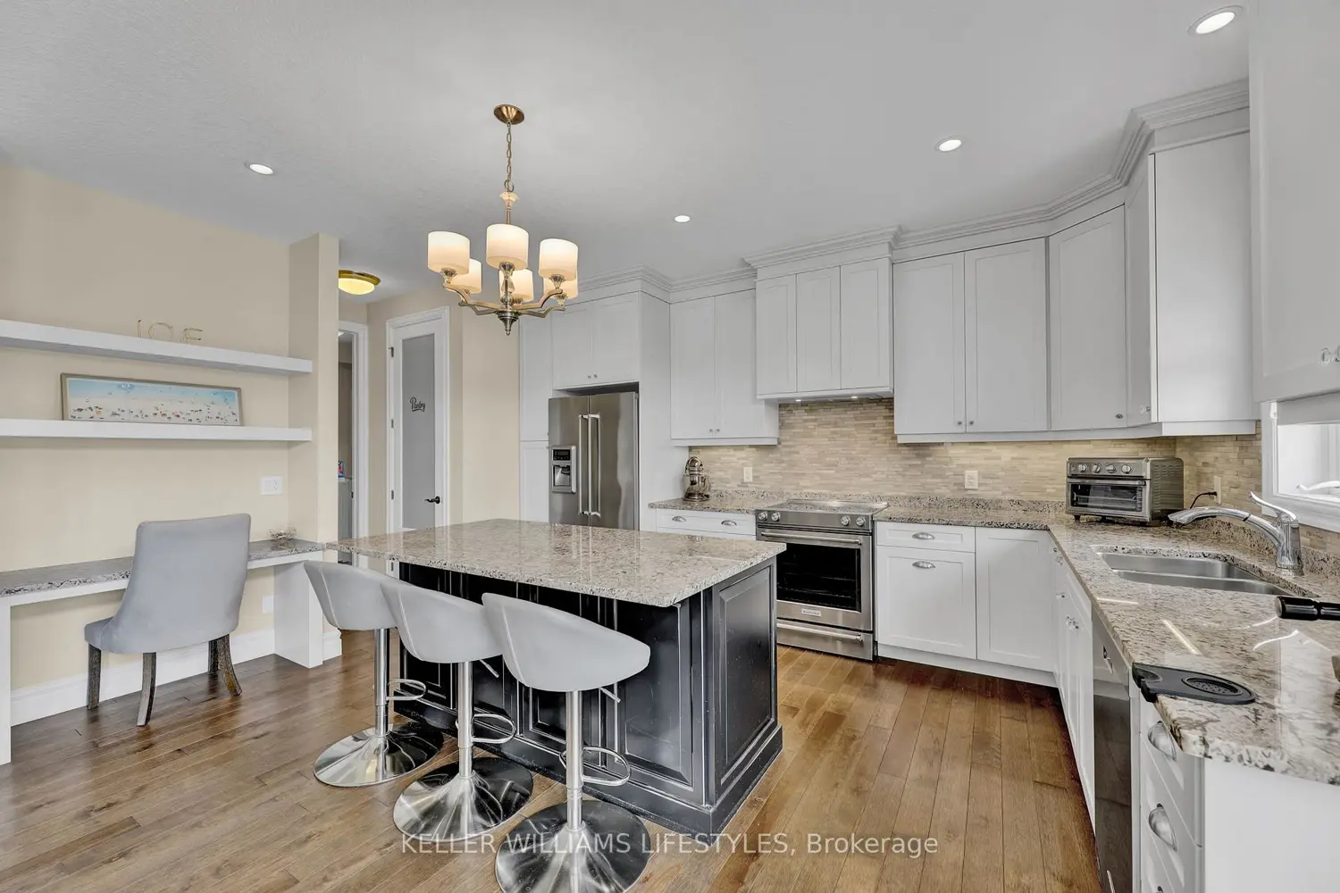 2348 Meadowlands Way photo 4