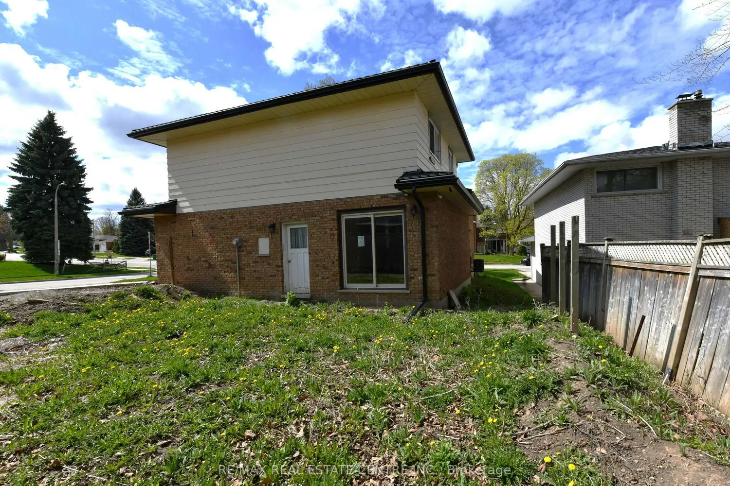 110 Silverspring Crescent photo 3