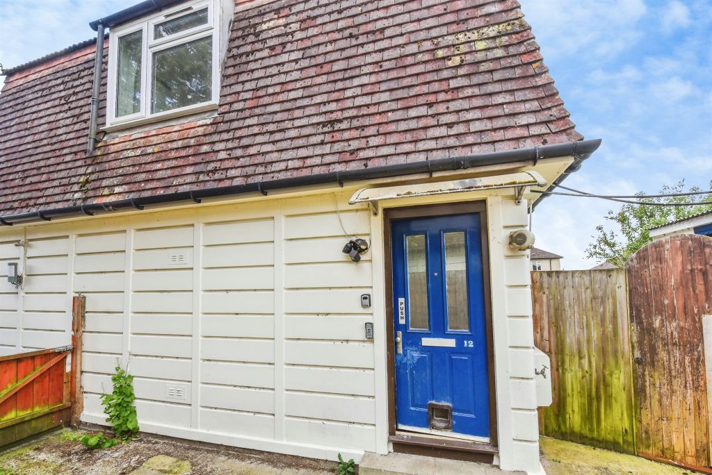 2 bed flat for saleCoronation Road, Frome BA11