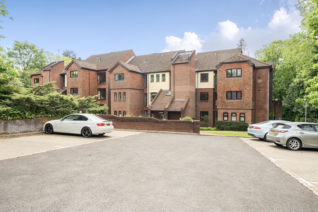 Additional image 12 of 3 bed flat for saleRaylands Mead, Gerrards Cross, Buckinghamshire SL9