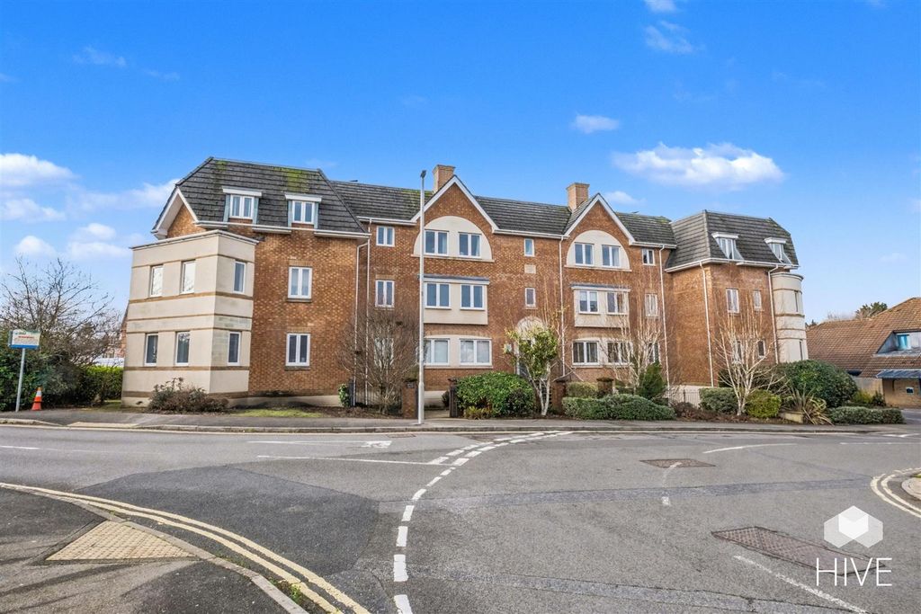 2 bed flat for salePeel Close, Verwood BH31