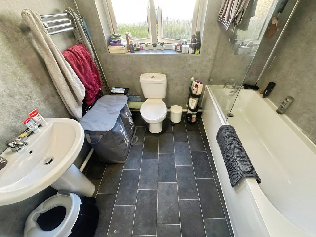 1 bed flat for saleDyson Road, Swindon SN25 photo 5