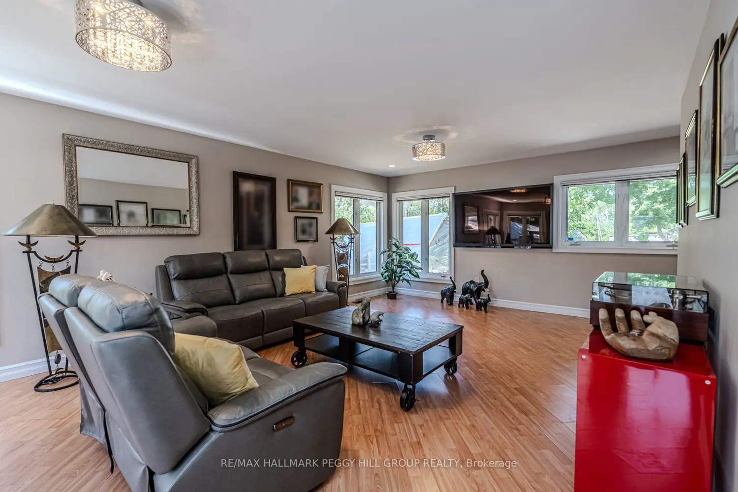 2582 Leonard Street photo 4