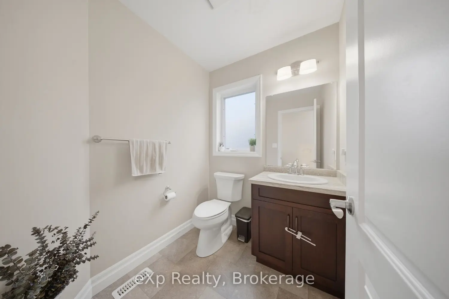 300 Hutton Street photo 5