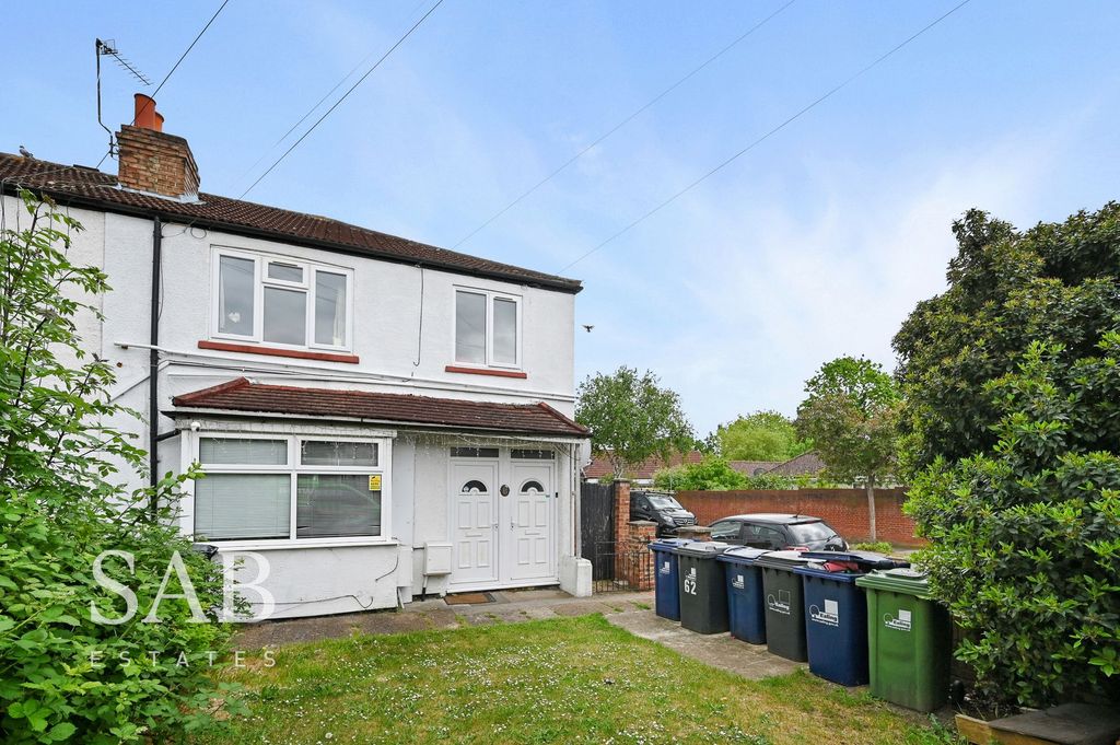 3 bed flat for saleEastmead Avenue, Greenford UB6