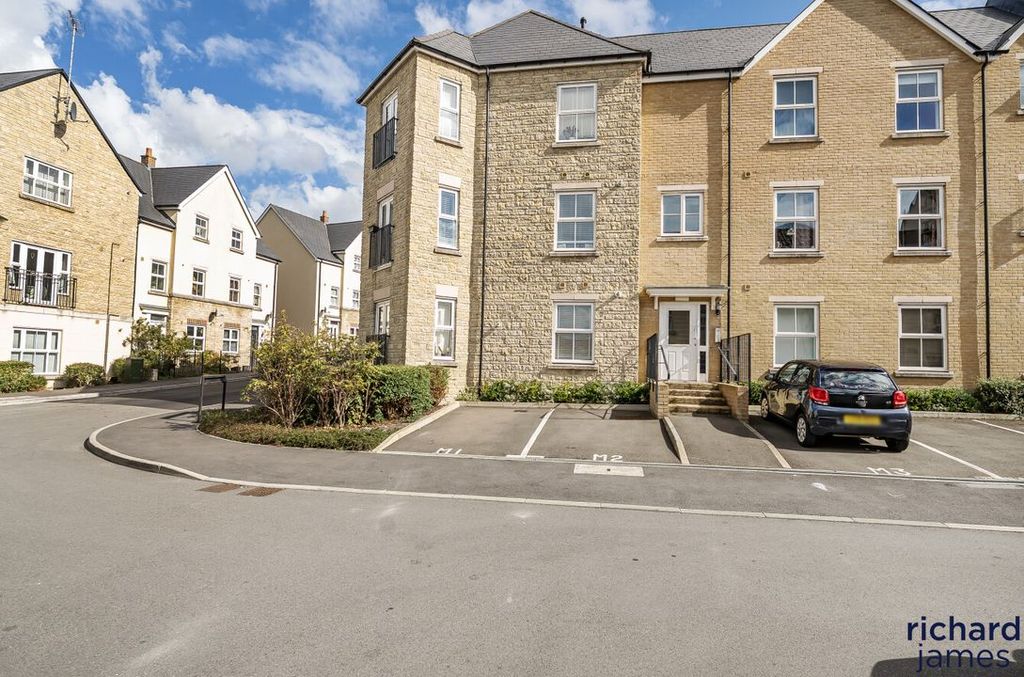 2 bed flat for saleTruscott Avenue, Redhouse, Swindon SN25