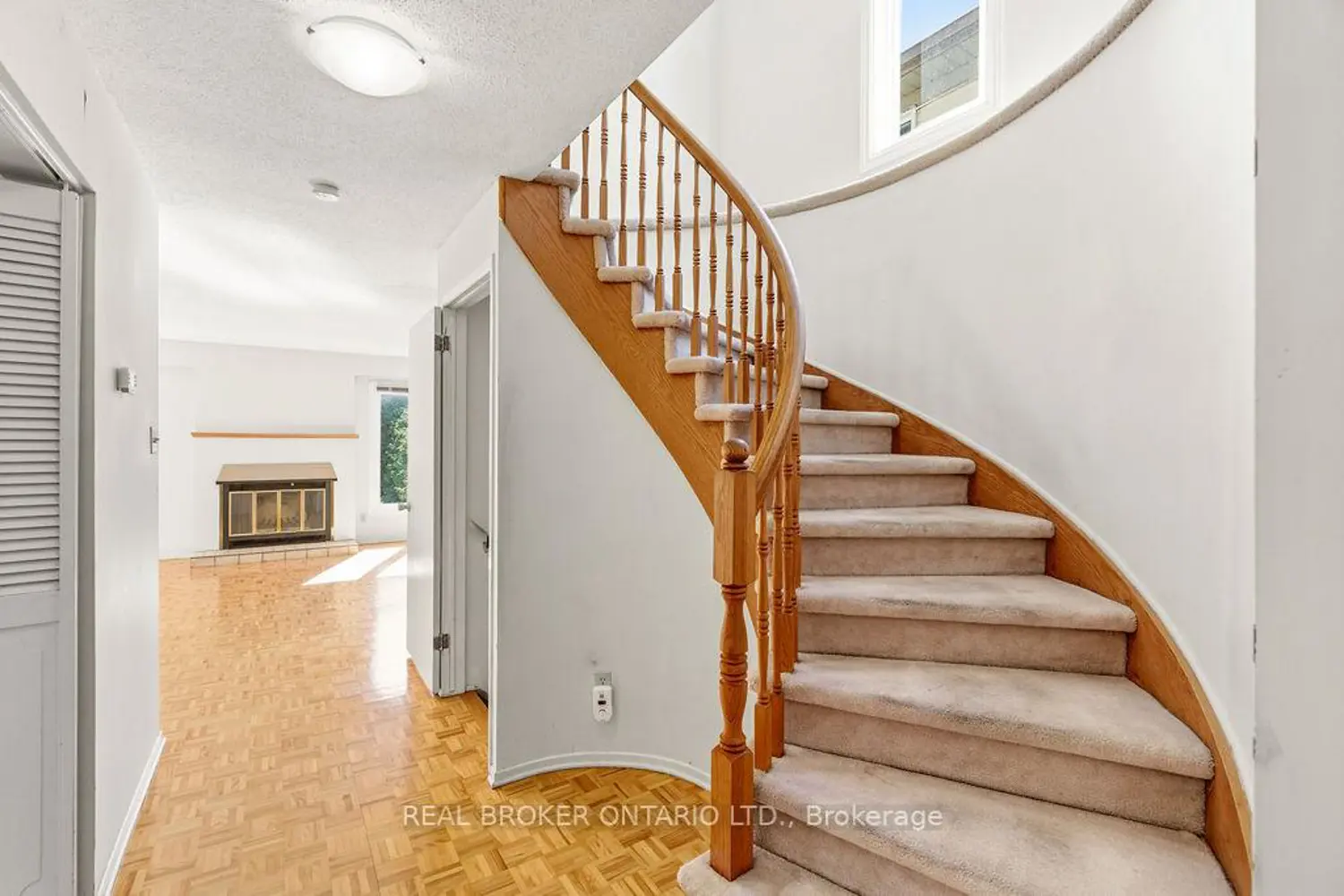 330 Fernleaf Crescent photo 3