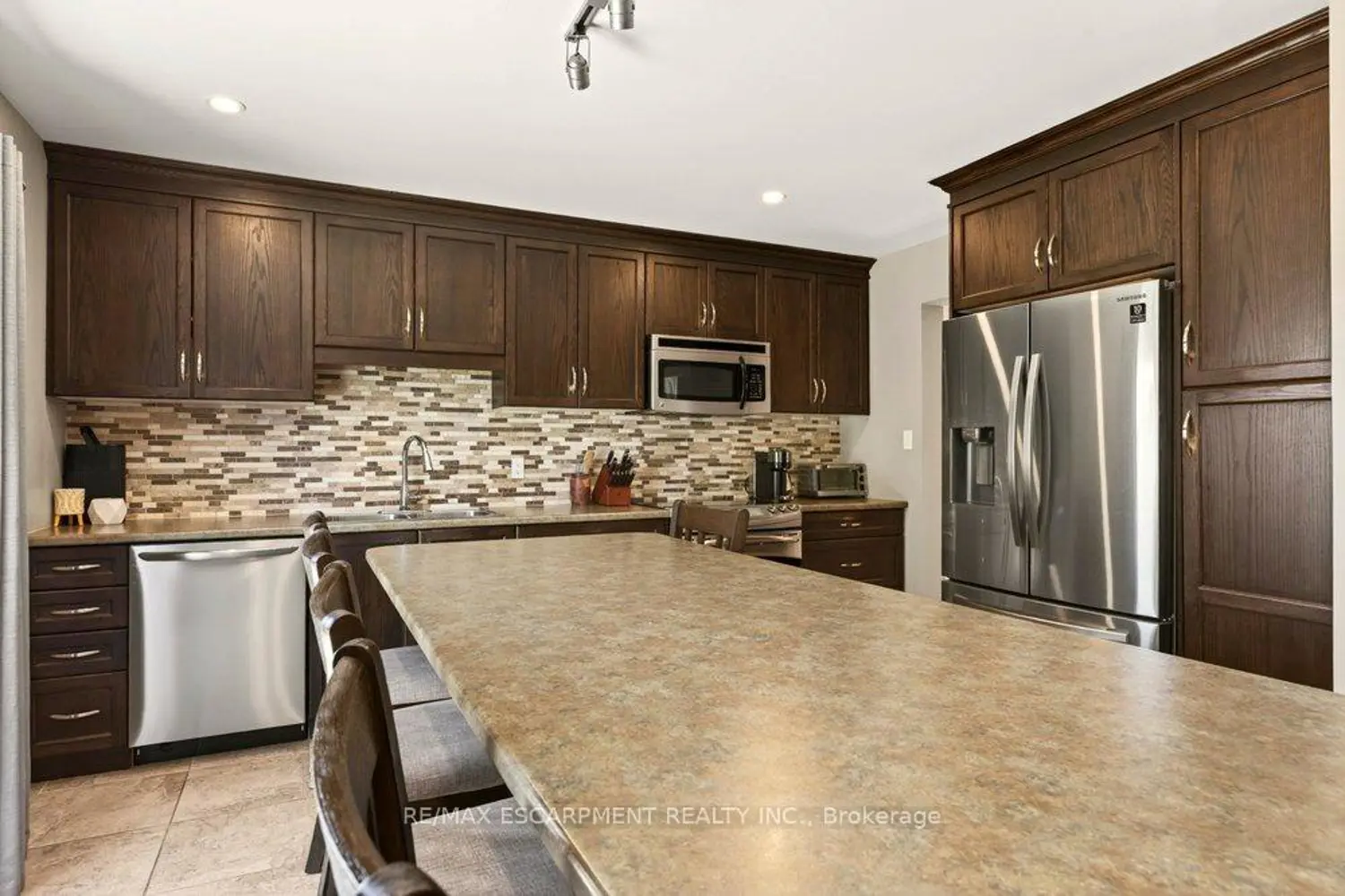 72 Gurnett Drive photo 4