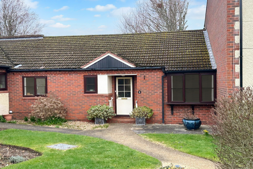 2 bed bungalow for saleStratford Court, Avon Road, Farnham GU9