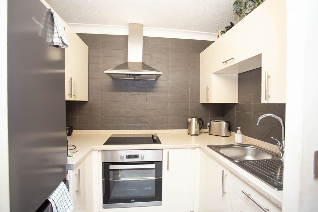 Additional image 4 of 1 bed flat for saleFelix Road, Felixstowe, Suffolk IP11