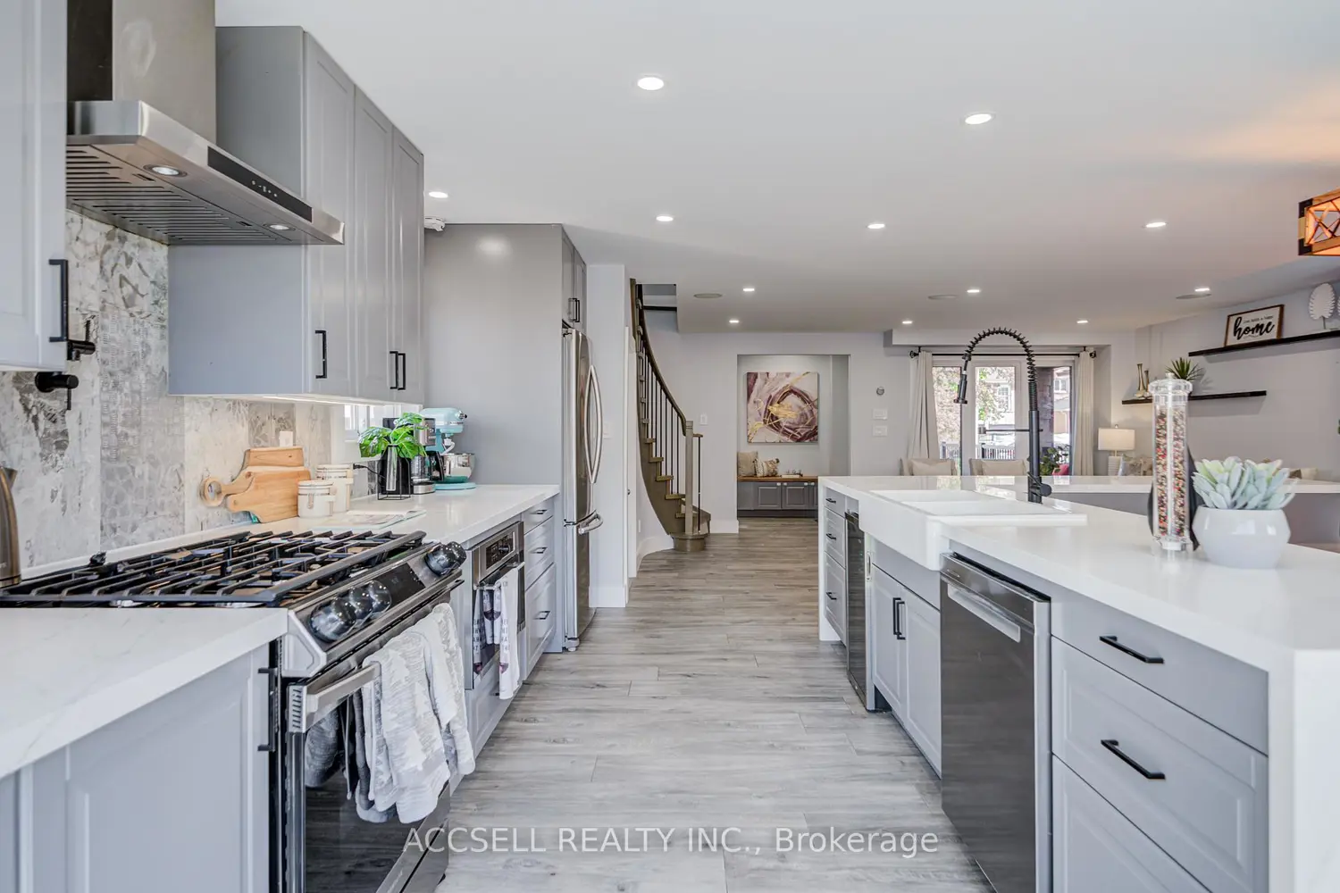 527 Wallenberg Crescent photo 2