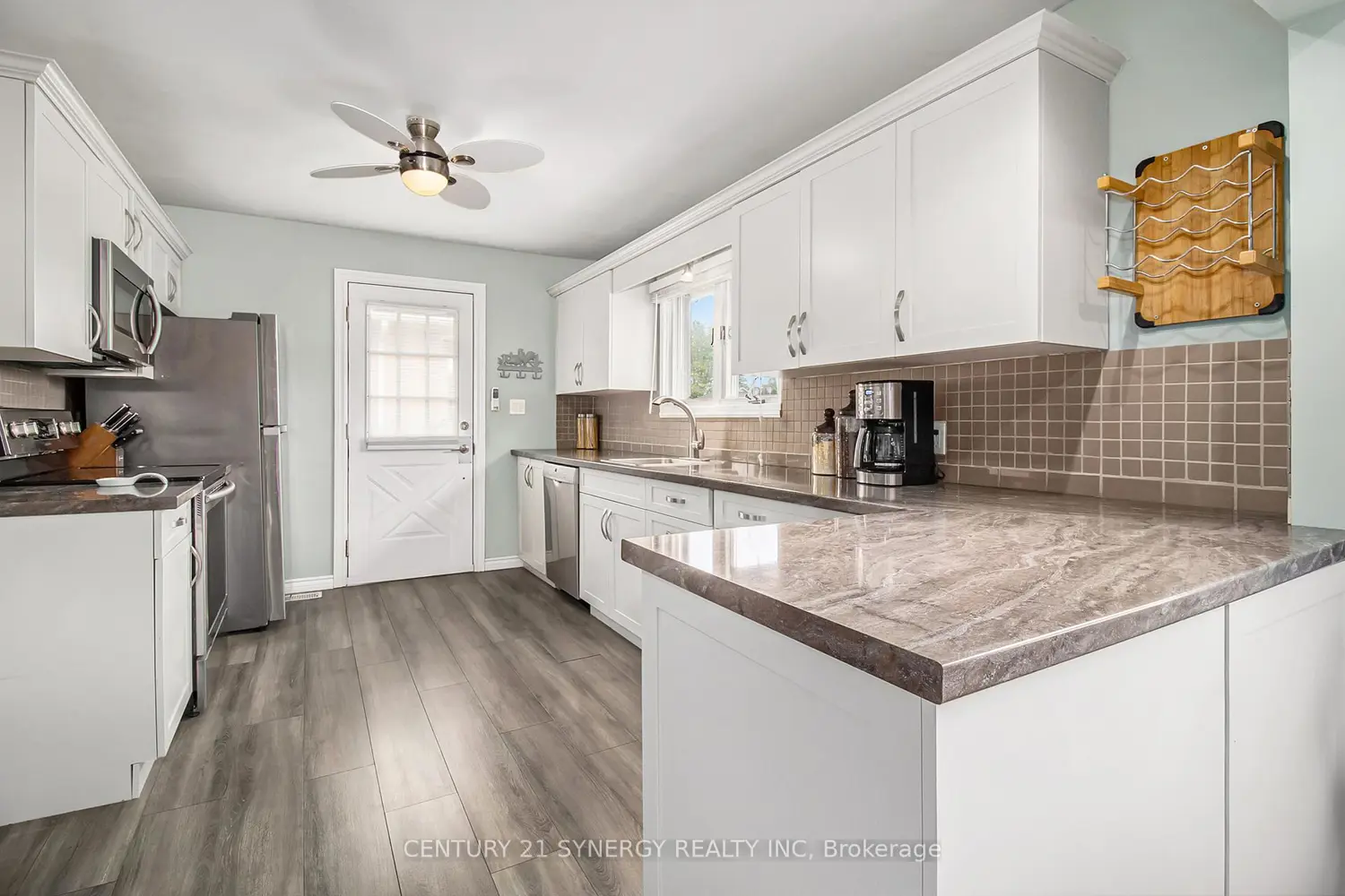 92 Jasper Avenue photo 3