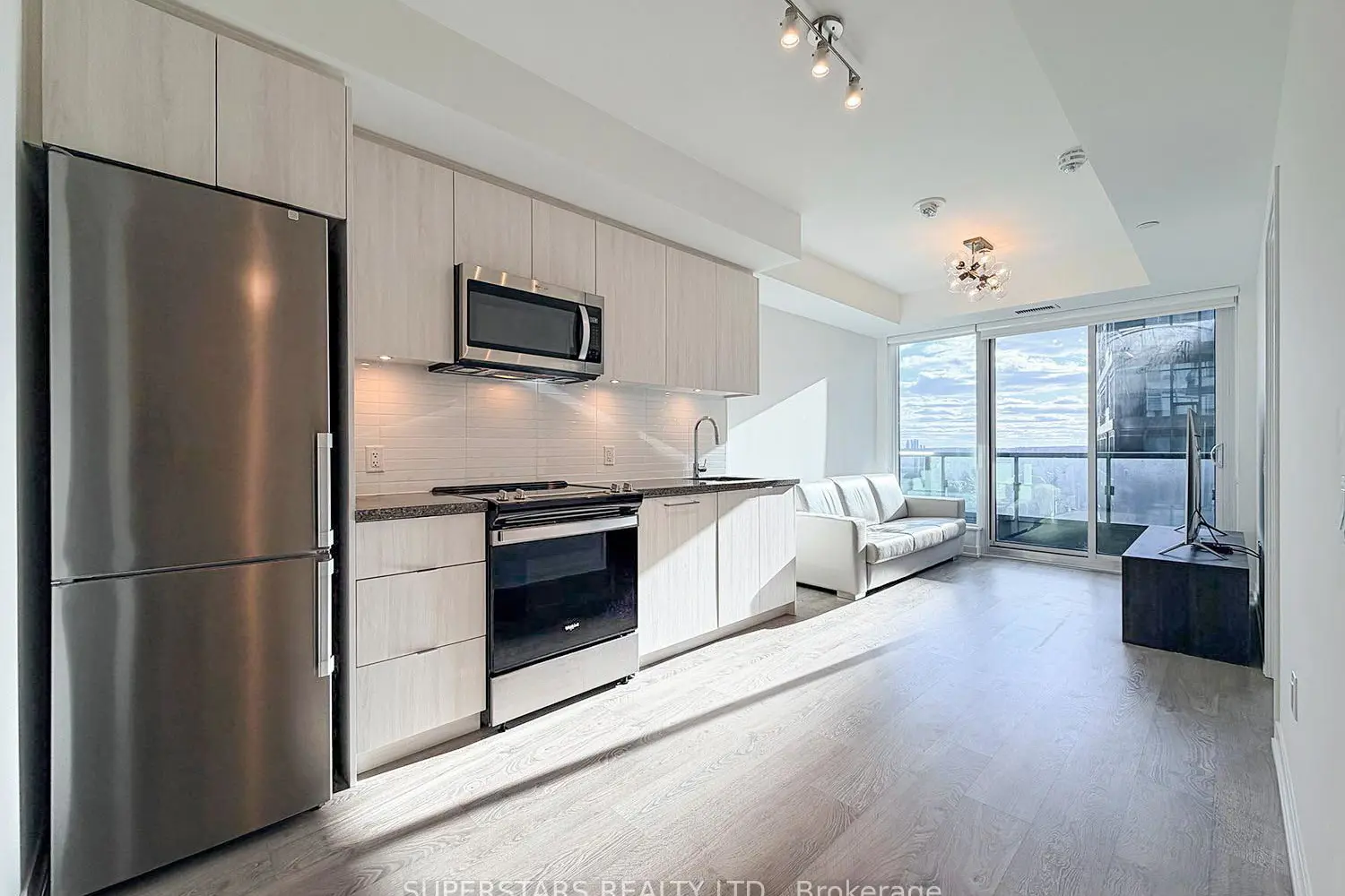8868 Yonge Street 1609E photo 2