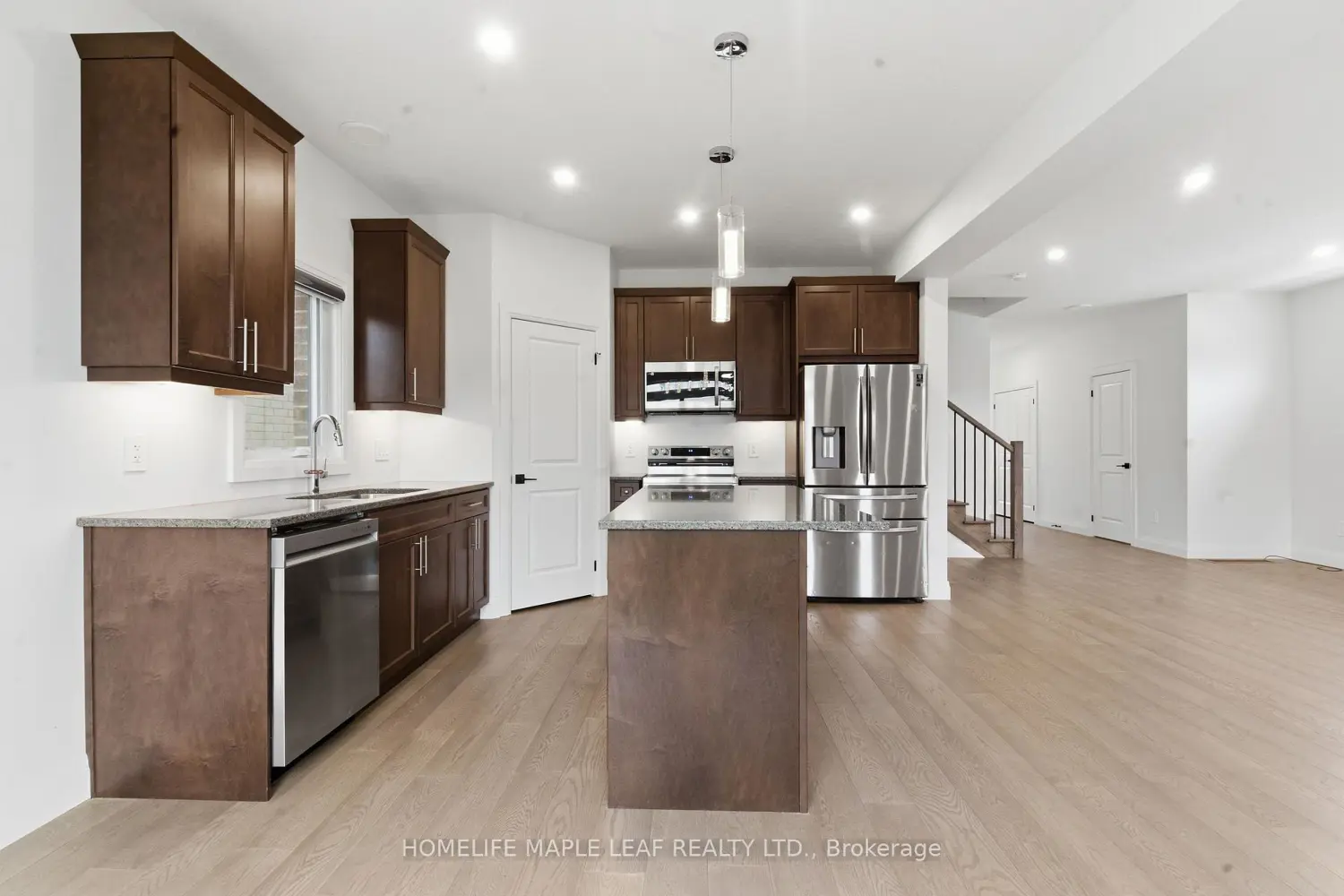 1566 Wright Crescent photo 4