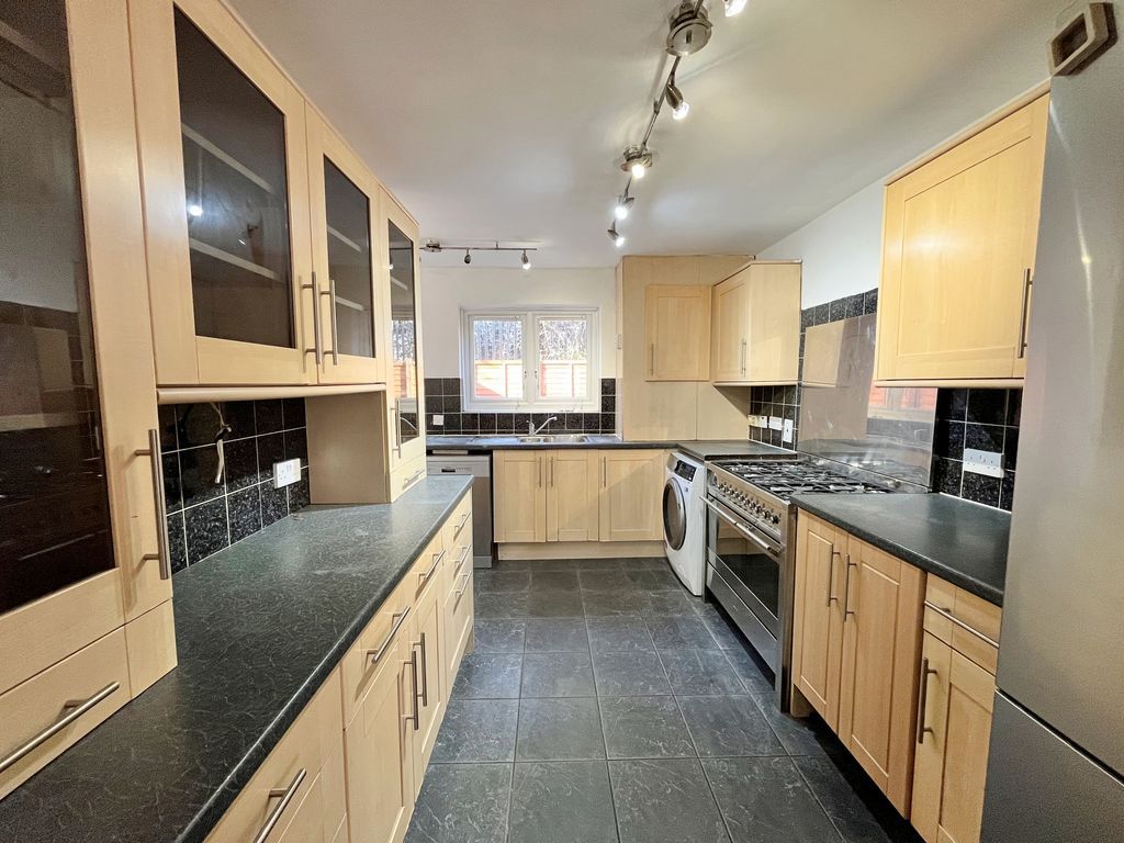 3 bed maisonette for saleCommunity Road, Greenford UB6 photo 3