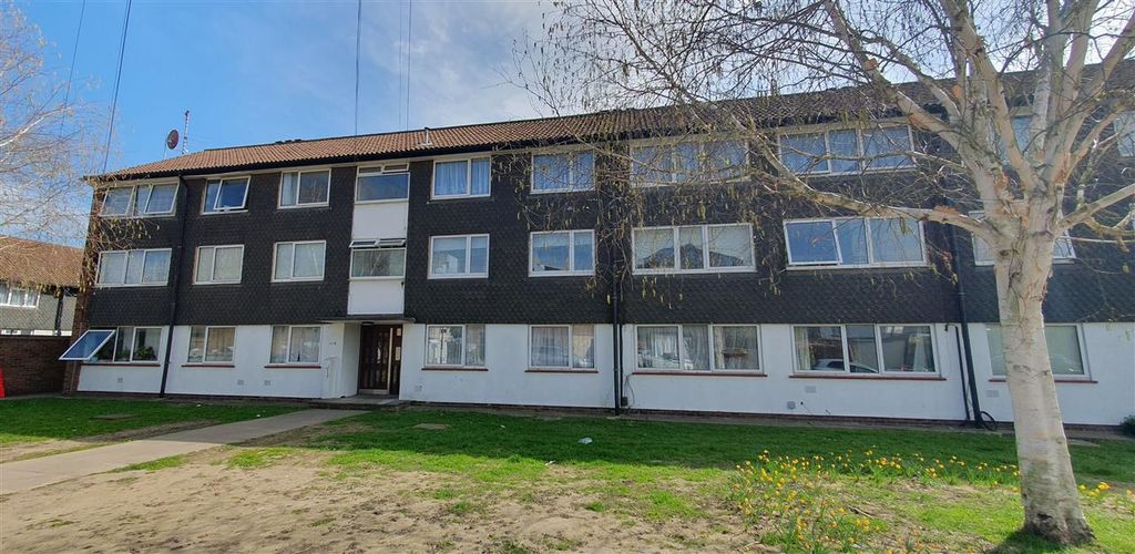 2 bed flat for saleThe Dell, Feltham TW14