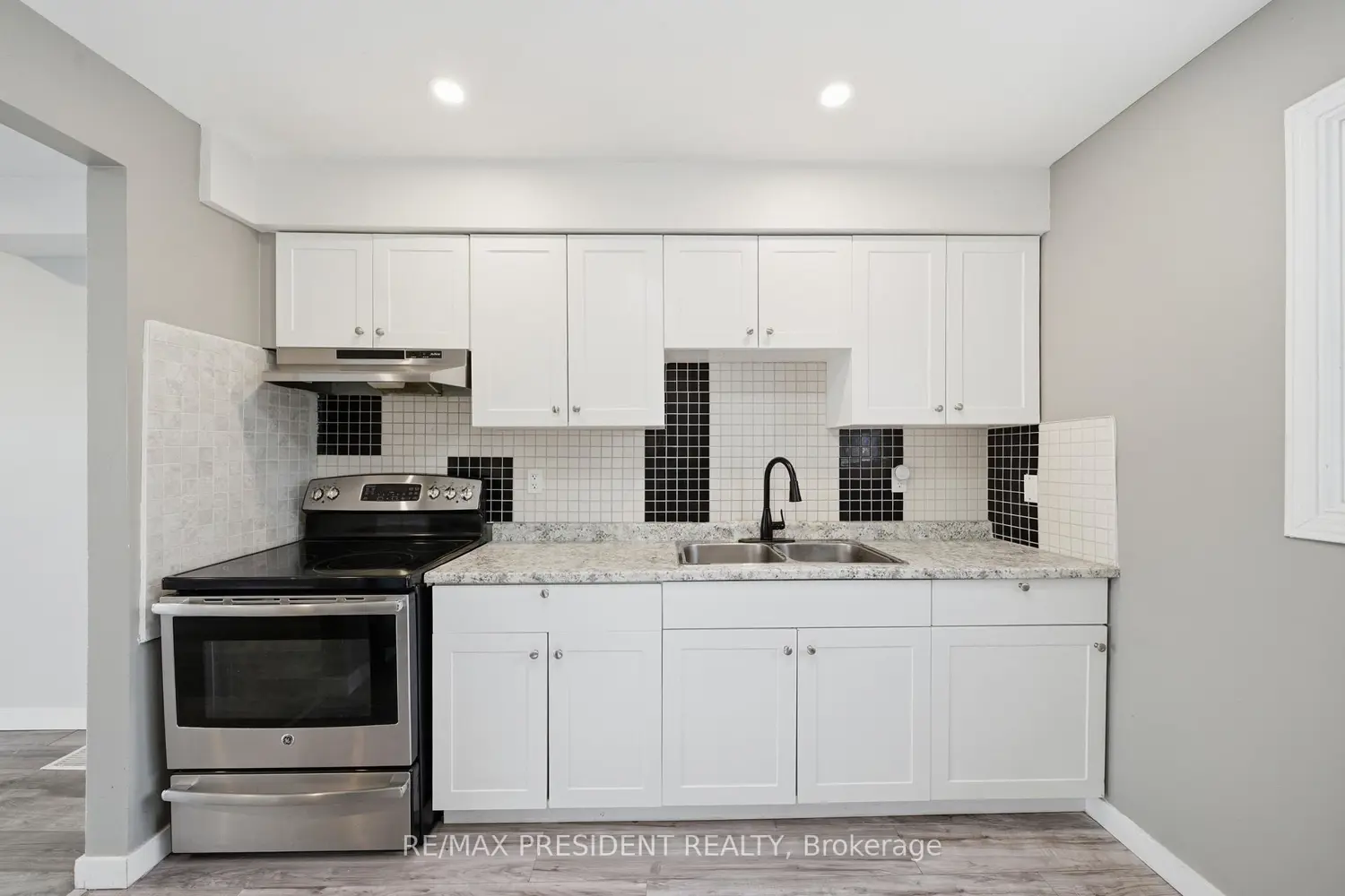 498 B Grey Street photo 5