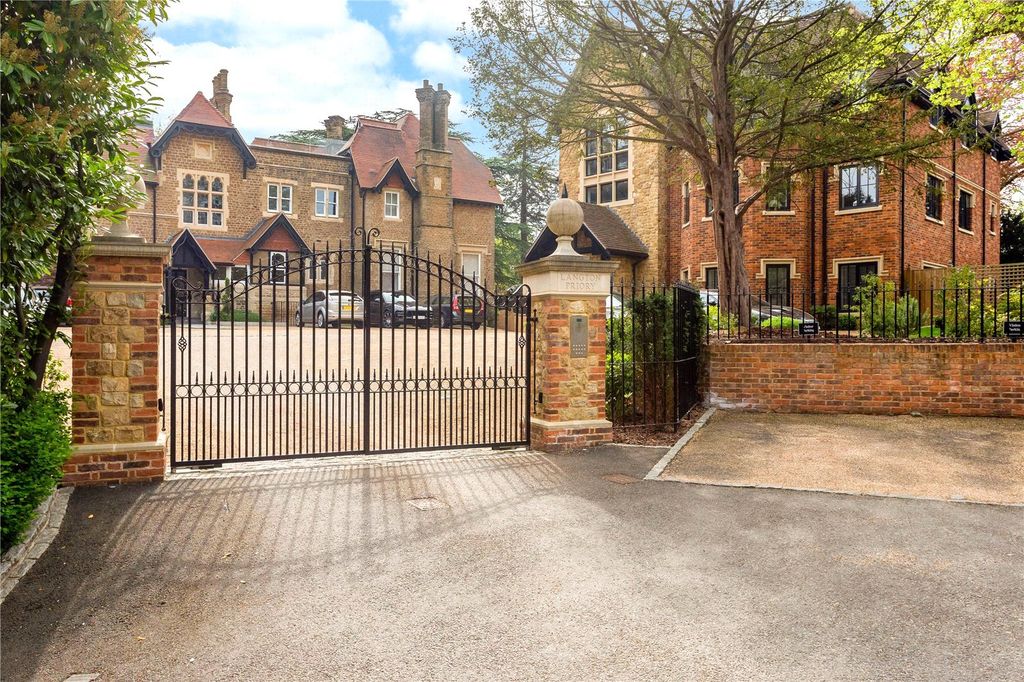 2 bed flat for salePortsmouth Road, Guildford, Surrey GU2