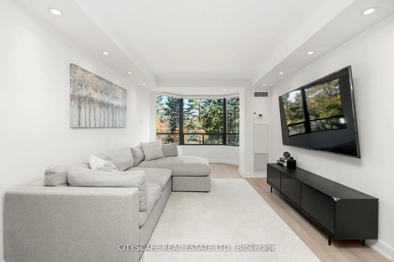 7460 Bathurst Street 209 photo 4