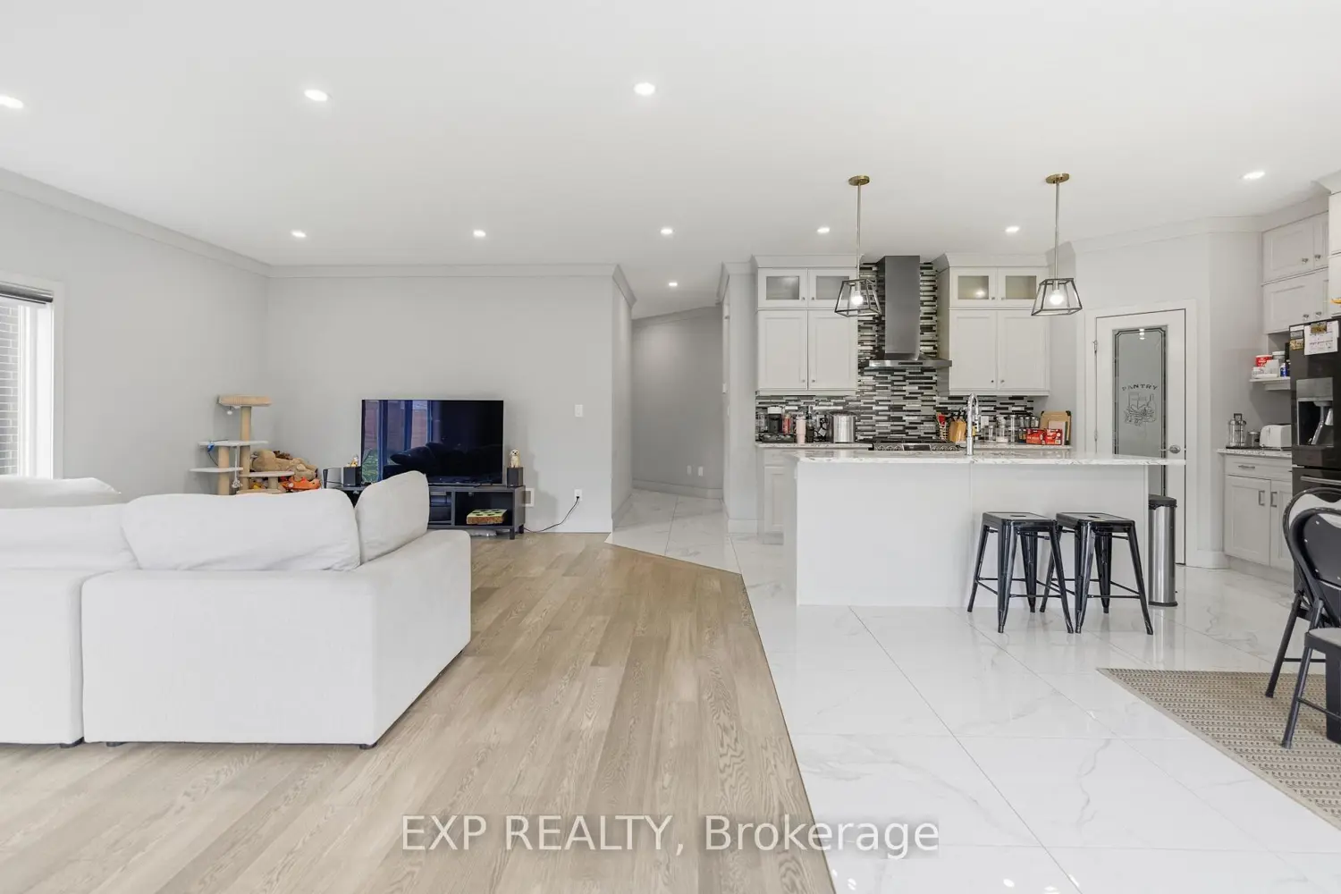 2255 Constance Avenue photo 4