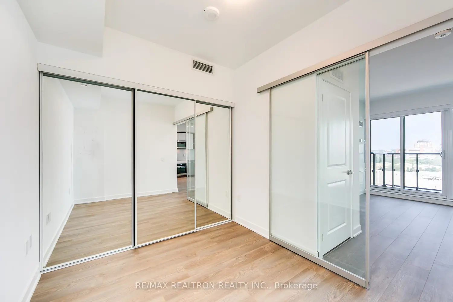 Additional image 12 of 543 Richmond Street 1402