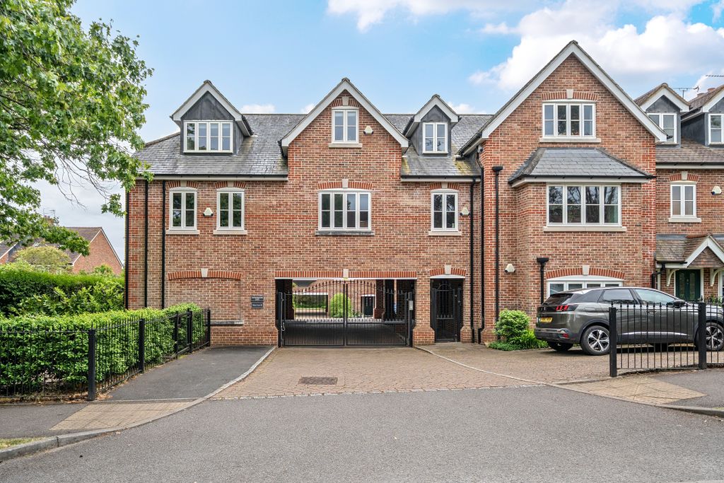 4 bed maisonette for saleCrownwood Gate, Farnham GU9