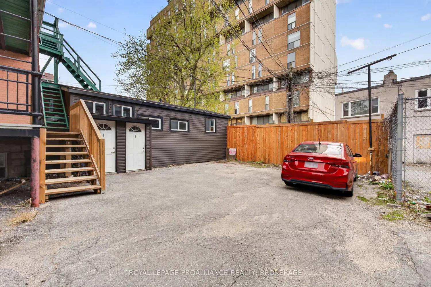 322 Queen Street photo 4