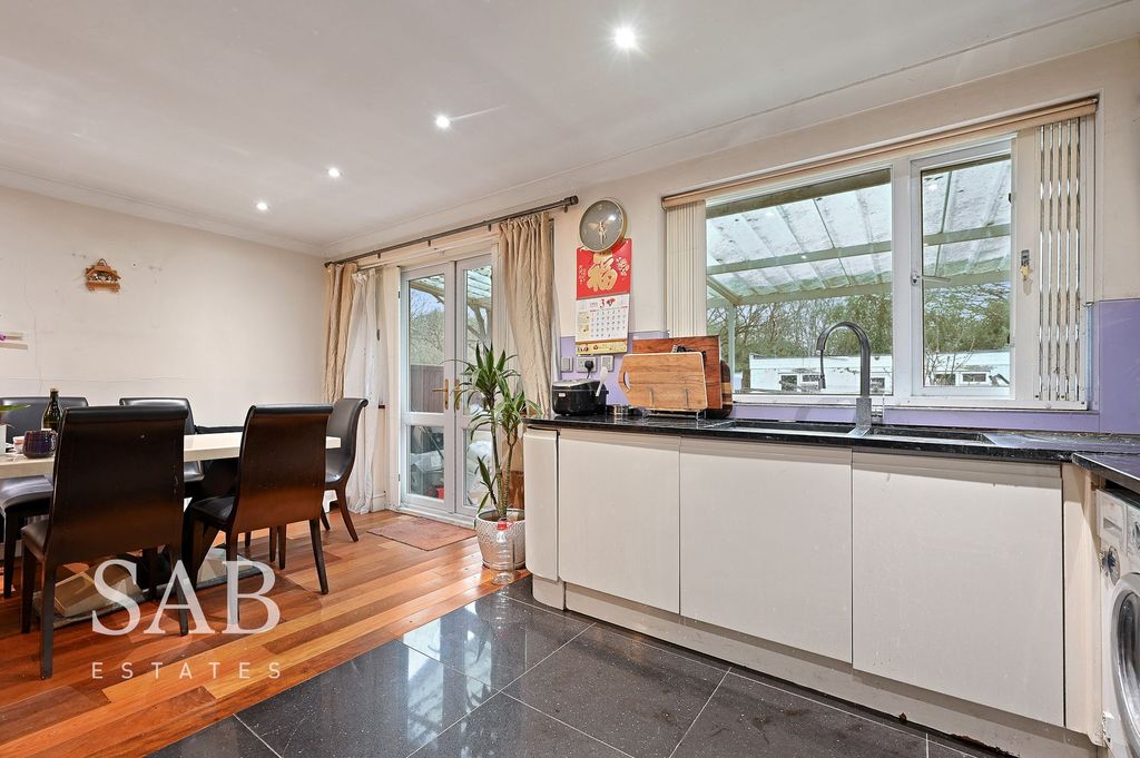 4 bed semi-detached house for saleChinnor Crescent, Greenford UB6 photo 4