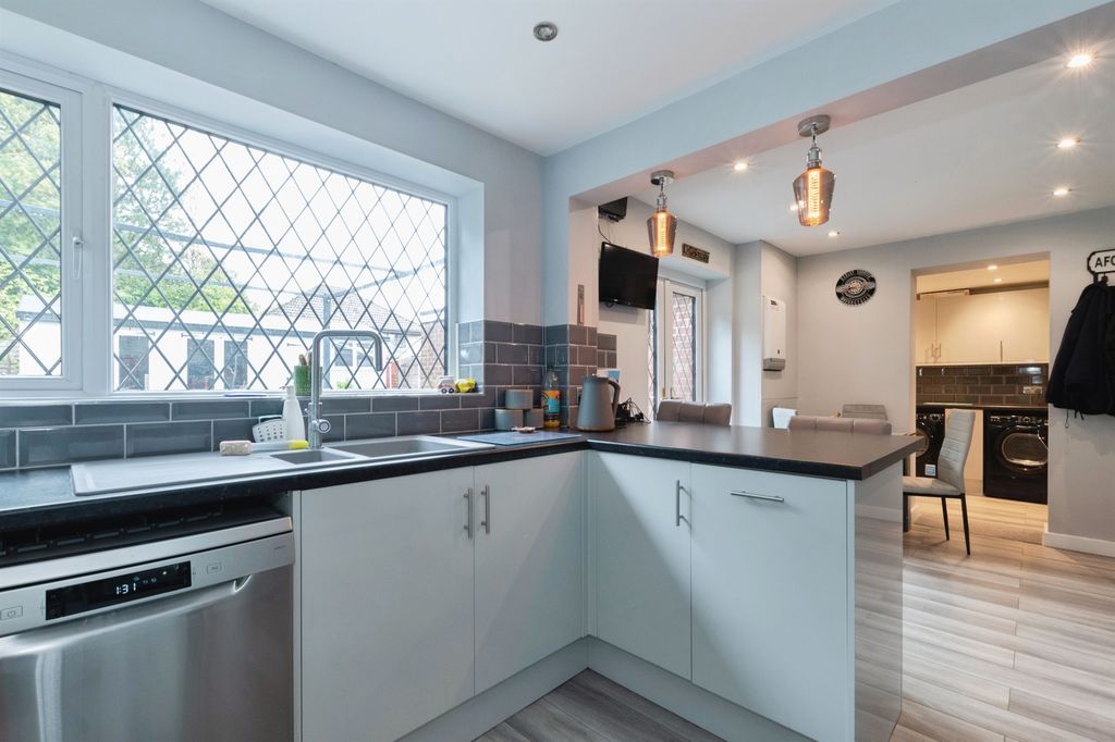 Additional image 5 of 5 bed semi-detached house for salePennys Crescent, Fordingbridge SP6