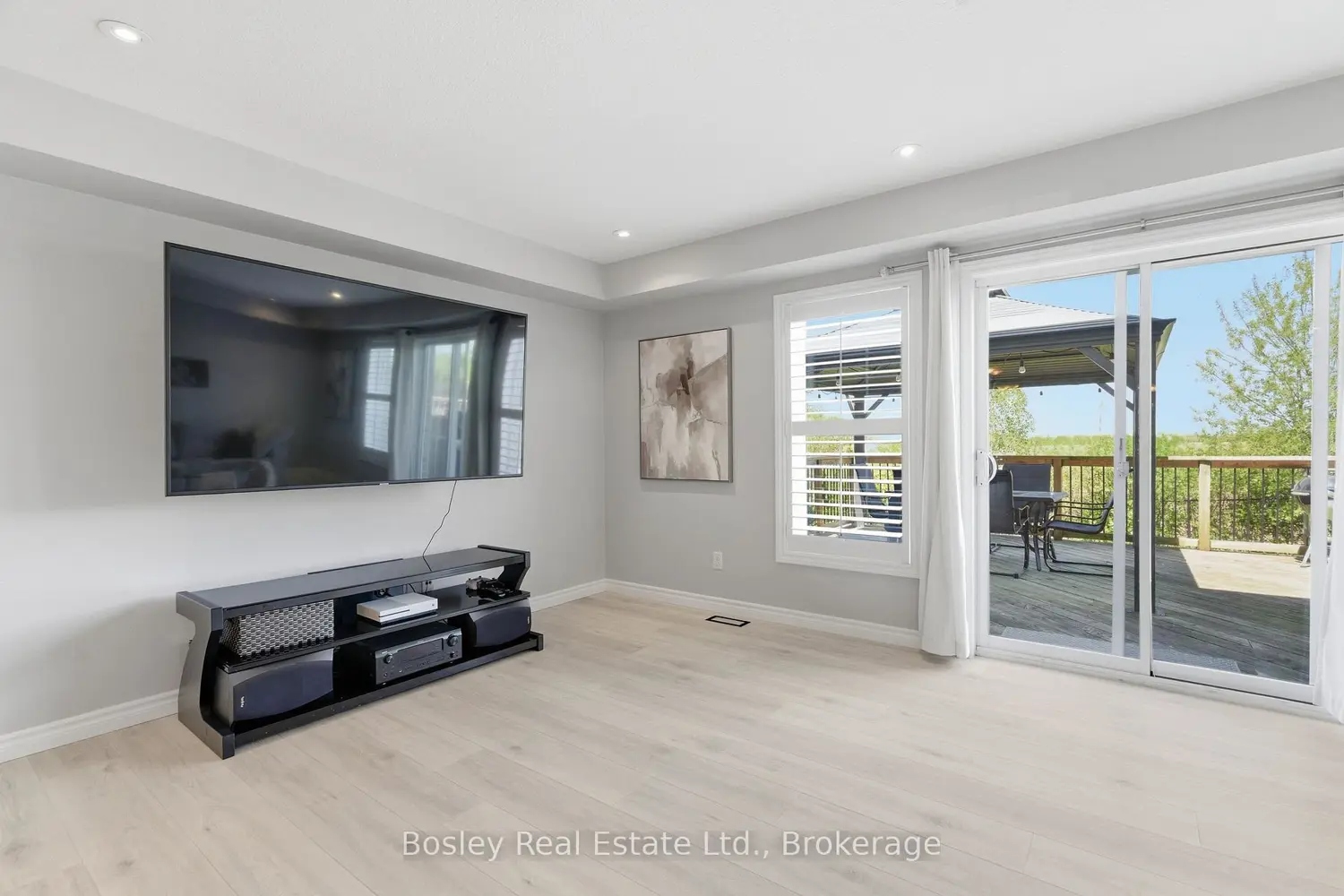 141 Couling Crescent photo 5