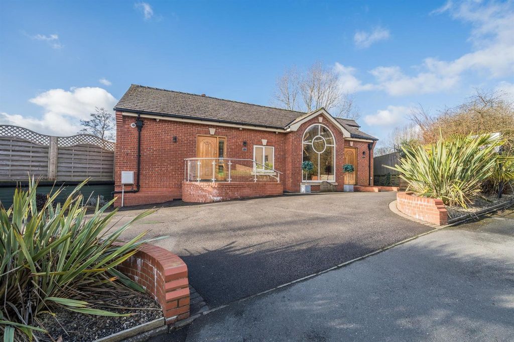 4 bed detached house for saleHaywards Close, Glossop SK13
