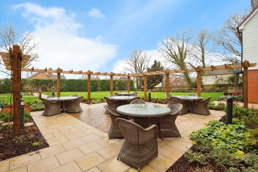 2 bed flat for saleWeavers House, Highgate Hill, Hawkhurst, Cranbrook TN18 photo 4