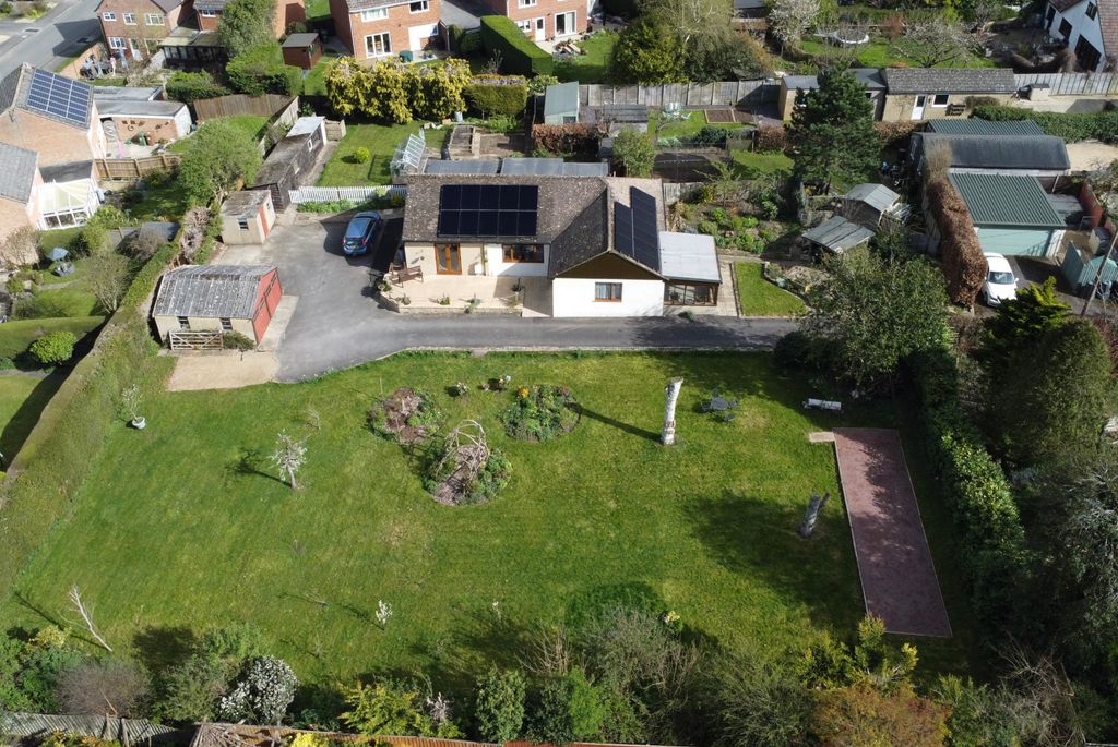 3 bed detached bungalow for saleHighworth Road, Faringdon SN7
