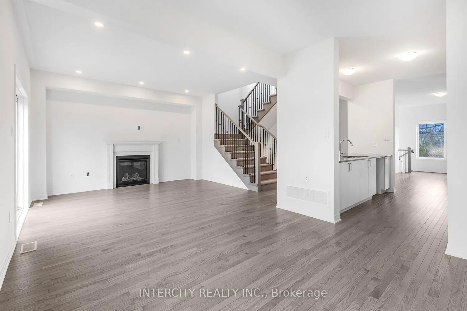 345 Quebec Street photo 5