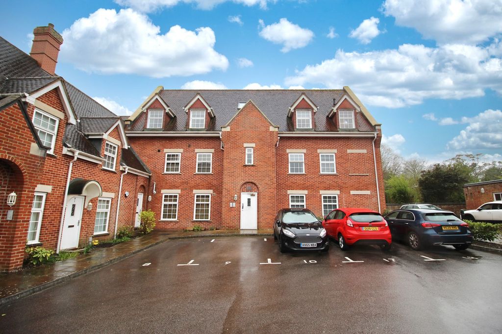 2 bed flat for saleOld School Court, Fareham PO16